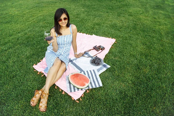 Beautiful girl enjoys wine on a picnic — Stock Photo, Image