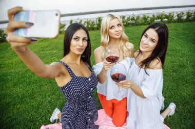 Üç güzel genç kadın selfie açık havada yapıyor
