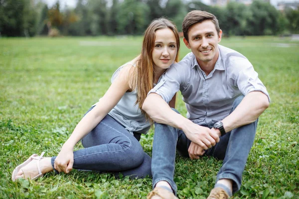 Buiten paar portret in park — Stockfoto