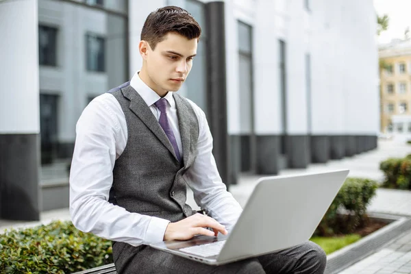 çekici bir genç adam dışında portresi