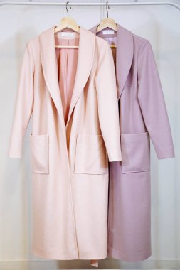 Moda sonbahar kat ahşap askı üzerinde