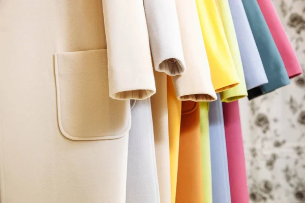 Магазин одежды. Цветные осенние пальто — стоковое фото