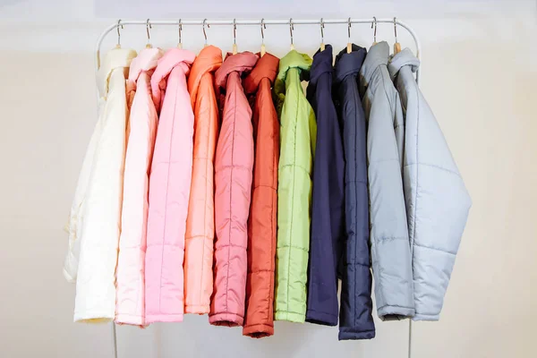Коллекция модных осенних курток на вешалках в магазине — стоковое фото