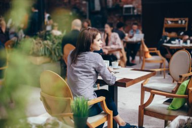 Güzel kız bir kafede. Ön plan ile vurdu