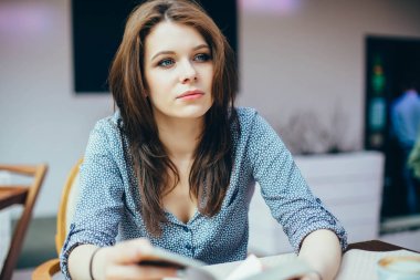 Bir kafede güzel bir genç kadın portresi