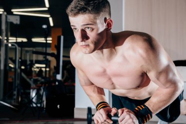 Şınav genç kas atlet