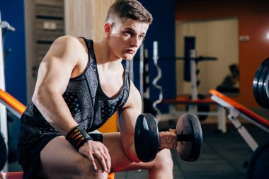 bumbbells ağırlık vasıl belgili tanımlık jimnastik salonu ile çalışma dışarı vücut geliştirmeci