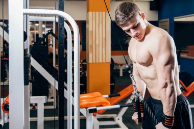 Spor salonunda kablo sinek egzersiz yaparak bir yakışıklı delikanlı Close-Up