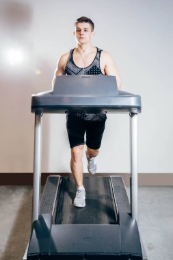 Koşu bandı üzerinde genç adam