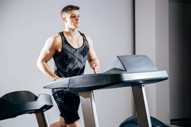 Kardiyo egzersizleri, spor salonunda koşu bandı üzerinde çalışan yapan yakışıklı erkek