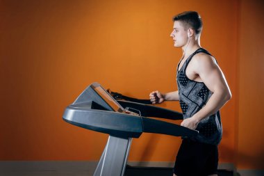 Koşu bandı üzerinde genç adam