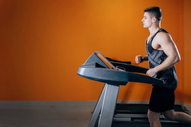 Koşu bandı üzerinde genç adam