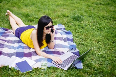 Dışarıda eğitim genç bir çekici kadın