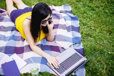 Dışarıda eğitim genç bir çekici kadın