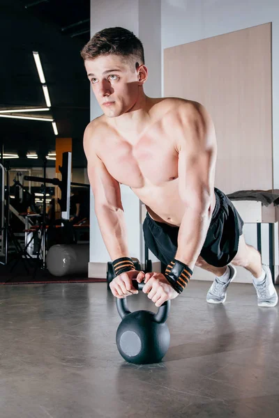 Şınav genç kas atlet