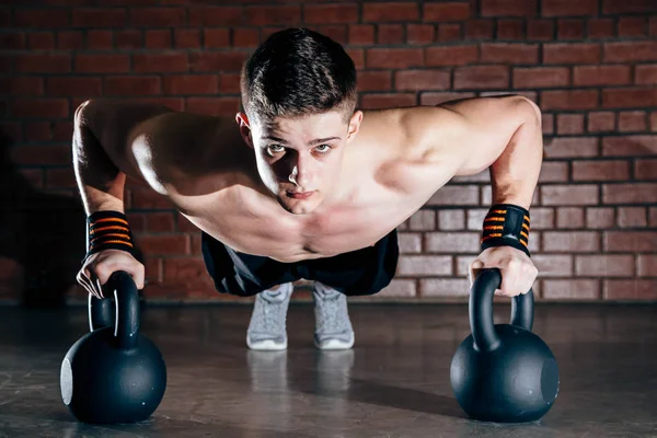 Deporte. Un joven atlético haciendo flexiones. Musculoso y fuerte chico haciendo ejercicio . —  Fotos de Stock