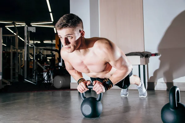 Şınav genç kas atlet