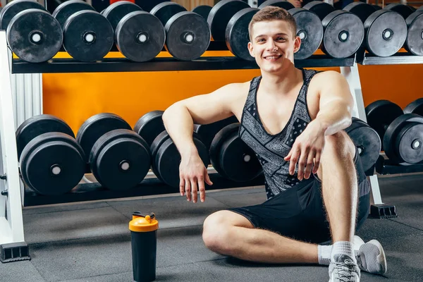 Spor salonunda bir çalışmadan sonra dinlenme mutlu çekici adam