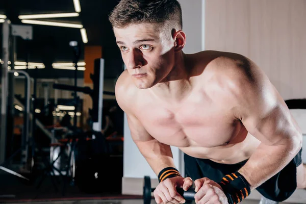 Şınav genç kas atlet