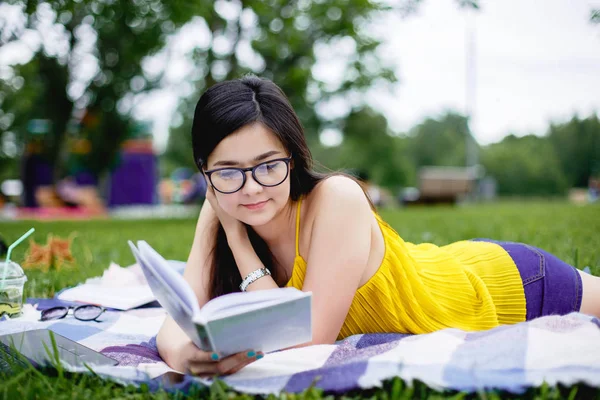 Портрет девушки, читающей книгу в парке — стоковое фото