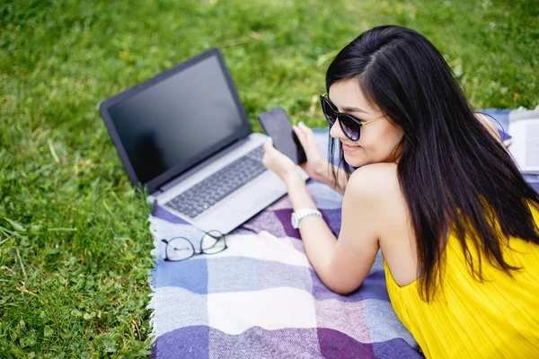 laptop açık olarak çalışan genç kadın