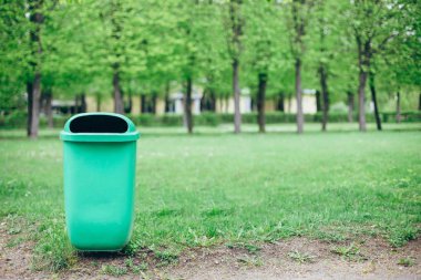 Yeşil vazo çöp Park için. Doğanın korunması.