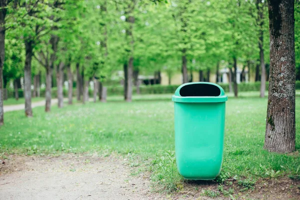 Çöp beton urn Şehir Parkı sokak üzerinde