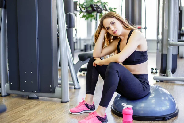 Mujer joven cansada después de un entrenamiento — Foto de Stock