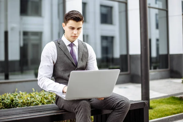 Taşınabilir bilgisayar şehirde ağı ile işadamı