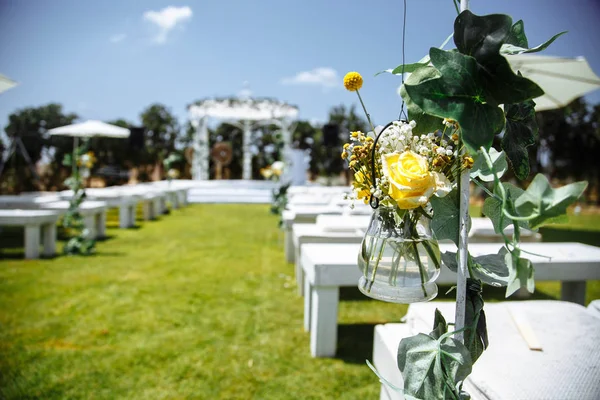 Arreglo floral, decoración para el fondo del arco de la boda — Foto de Stock