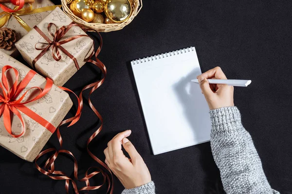 Karanlık bir arka plan üzerinde hediye kutuları. Beyaz not defteri. Yeni Yılınız Kutlu Olsun. Renkli kavramı. Yeni yıl arka plan. Noel. Noel. Noel.