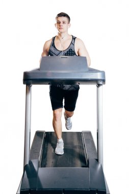 Genç adam beyaz izole treadmill üzerinde