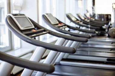 Modern bir spor salonu içinde koşu bandı