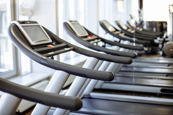 Modern bir spor salonu içinde koşu bandı