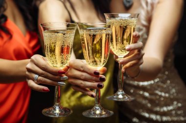 Kadınların elleri ile bardak şampanya. X-Mas.