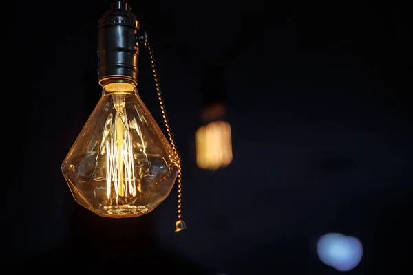 Edison lambalar koyu arka plan üzerinde çelenk