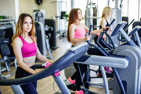 Jóvenes entrenando en el gimnasio — Foto de Stock