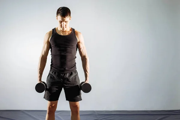 Musculoso joven haciendo ejercicio de peso pesado para bíceps . —  Fotos de Stock