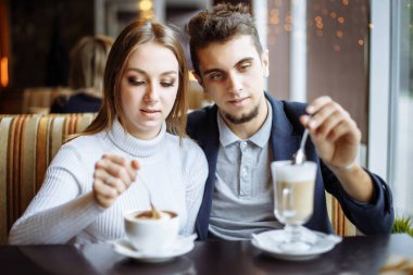 Genç çift rahat bir kafede kahve içme