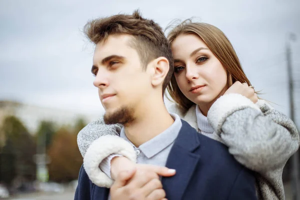 Coppia amorevole che si abbraccia passeggiando per la strada della città. Incontri e concetto di amore . — Foto Stock