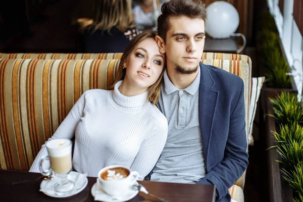 Portré, fiatal pár a szerelem a kávézóban — Stock Fotó