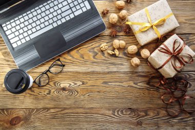 Noel hediye kutuları, dizüstü bilgisayar ve ahşap zemin üzerine kahve fincanı. Metniniz için kopya alanı ile Üstten Görünüm
