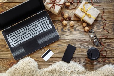 Noel ve yeni yıl için hazırlanıyor. Online alışveriş.