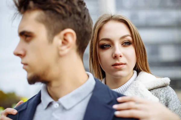 Sokakta aşık genç bir çift portresi. — Stockfoto