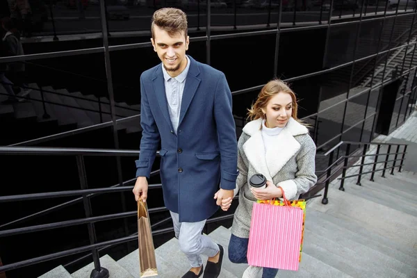 Młoda szczęśliwa para z torby na zakupy w mieście. — Zdjęcie stockowe