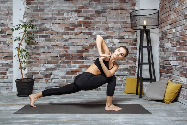 Evde yoga pratik genç çekici kadın