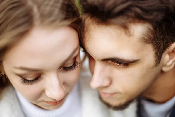 Portrait of happy couple in love. Shallow depth of field. — Stock Photo, Image