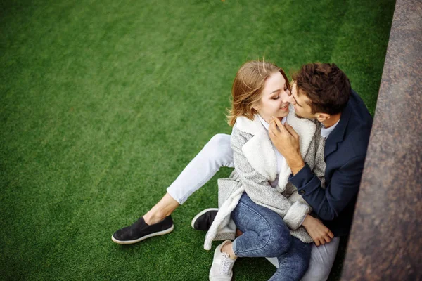 Paar verliefd - begin van een verhaal van liefde. Een man en een meisje buiten. — Stockfoto