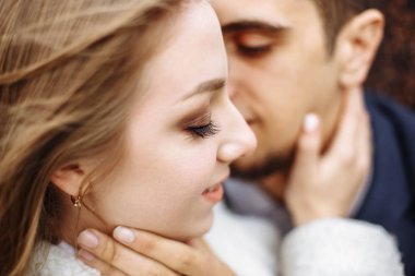 Genç çift sarılma. Sığ derinlik-in tarla.