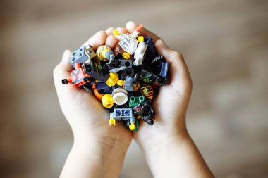 Çocuğun yakın çekim elleriyle Tasarımcısı Ayrıntılar